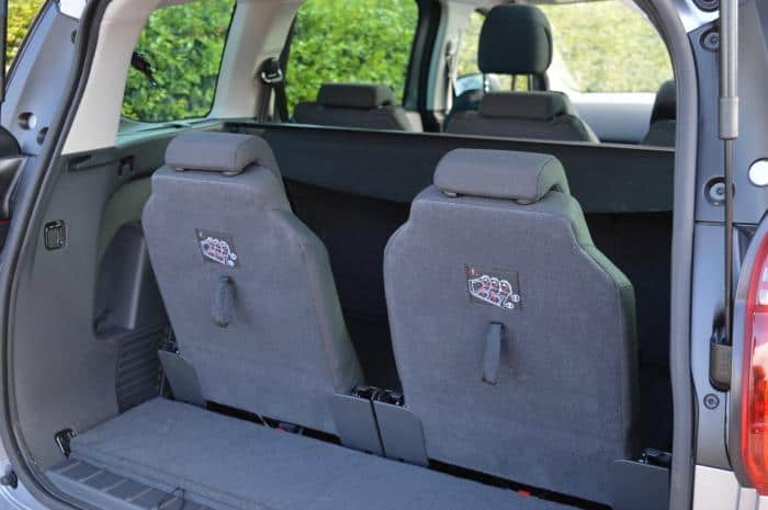 seats in rear of peugeot 5008