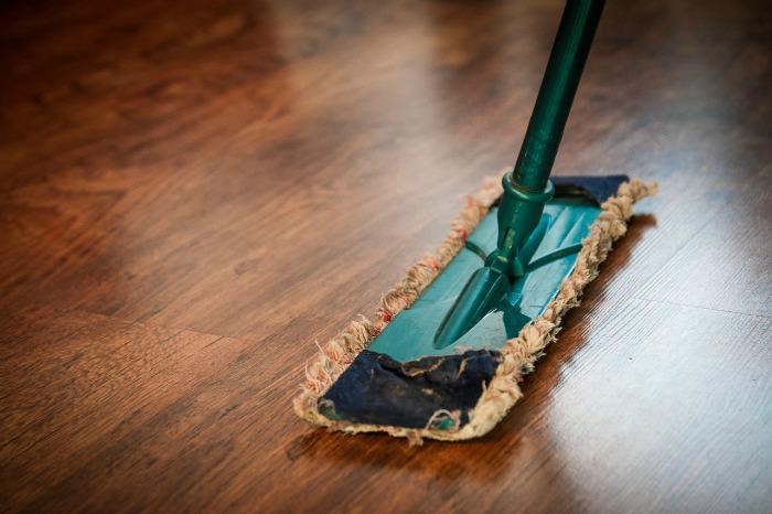 cleaning-wooden-floor