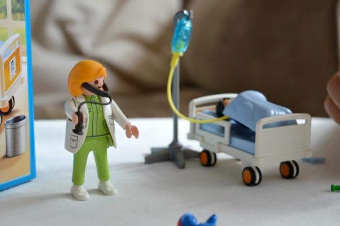 playmobil-doctor-and-child-set