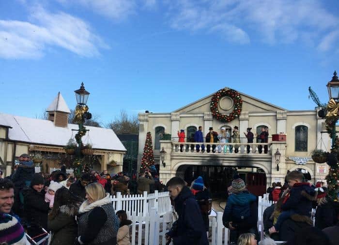 balcony-show-with-fat-controller-at-thomas-land