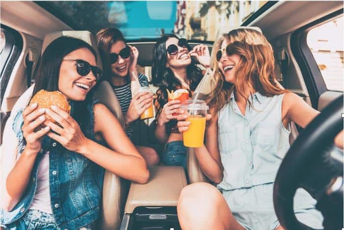 girls-eating-in-car-travelling