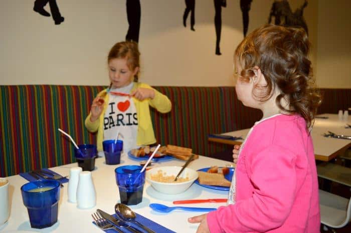 children eating in restaurant