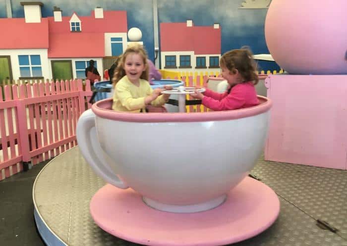 girls on tea cup ride