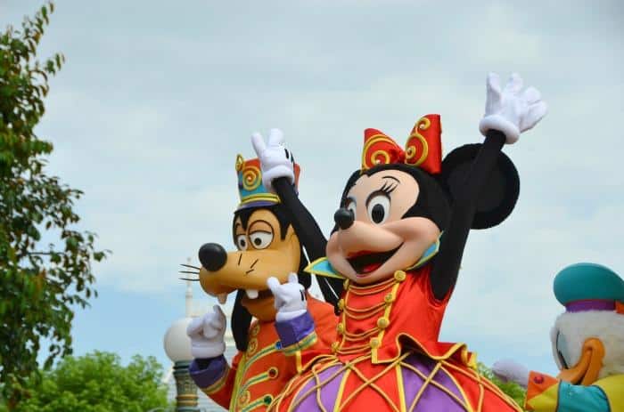 Minnie Mouse and goofey in walt disney world Parade