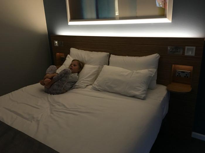travelodge superroom kingsize bed lighting