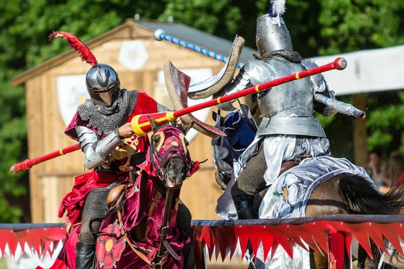 knights jousting during war of the roses live show at warwick castle
