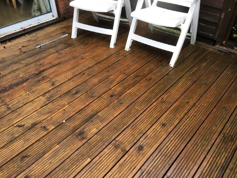 cleaning decking with pressure washer