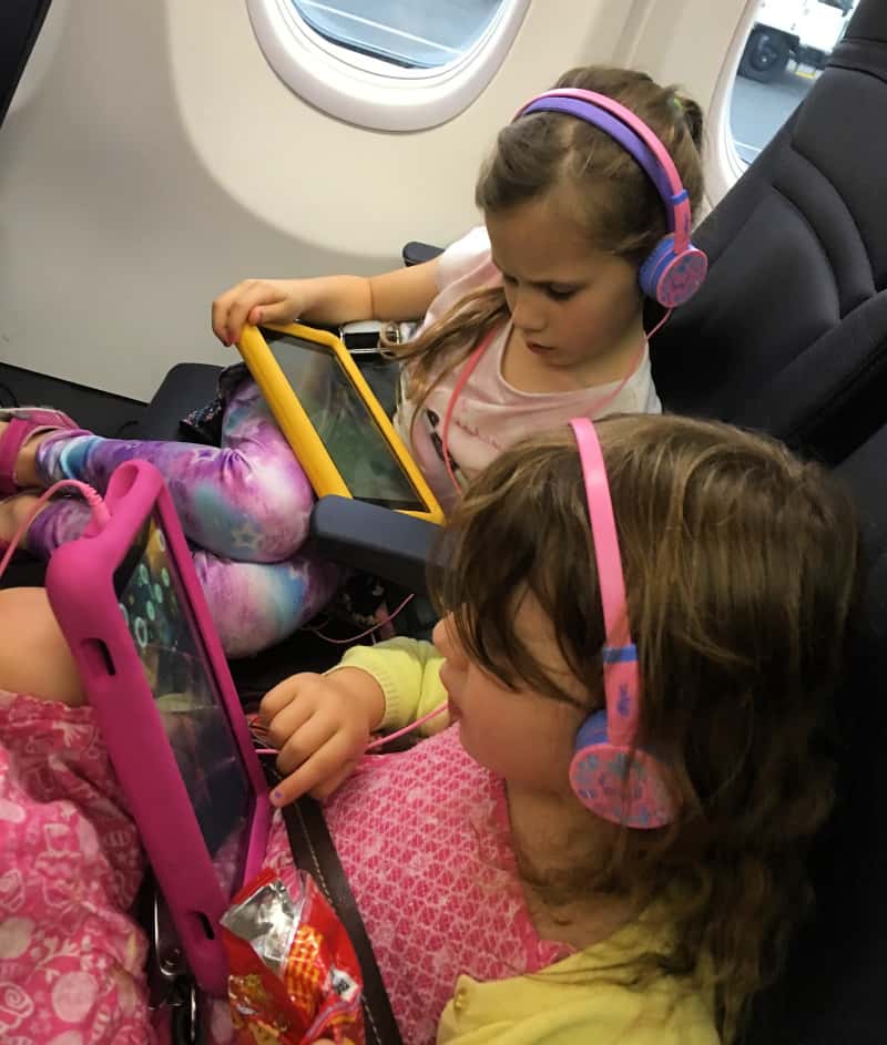 kids on airplane using tablets tips