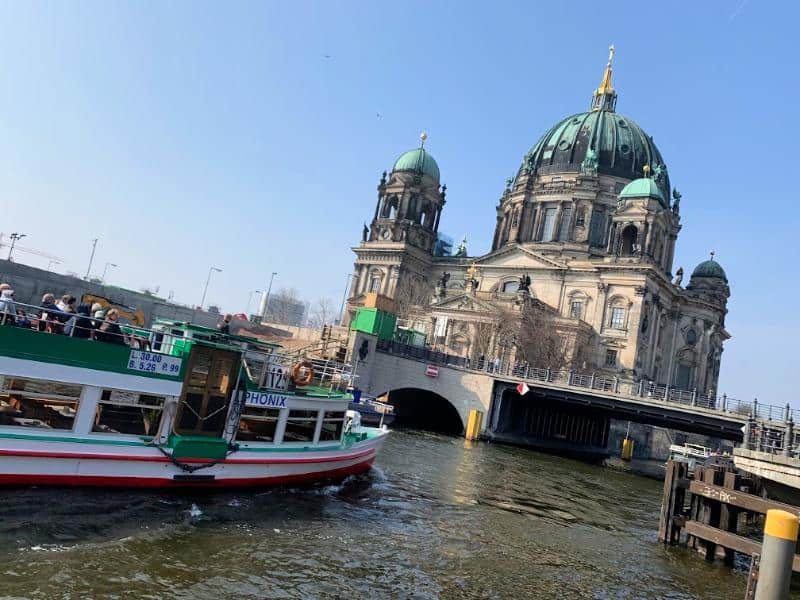 boat on river spree heading towards bridge in front of Berliner Dom