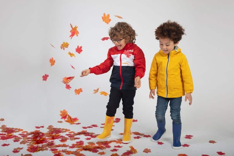 Yoopies lifestyle image - 2 children playing with leaves