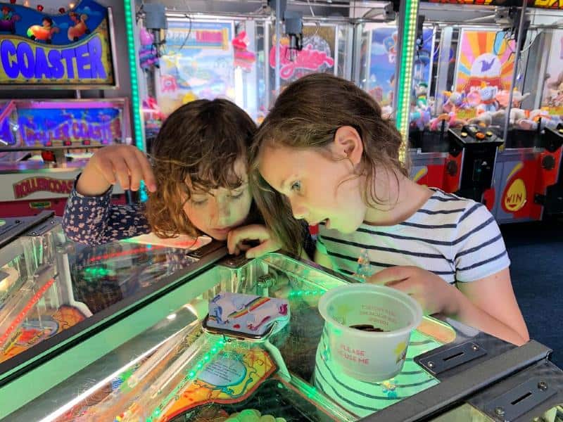 children playing 2p machines