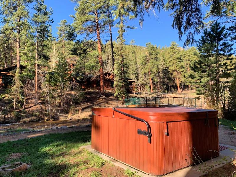 hot tub at evergreens on fall river estes park