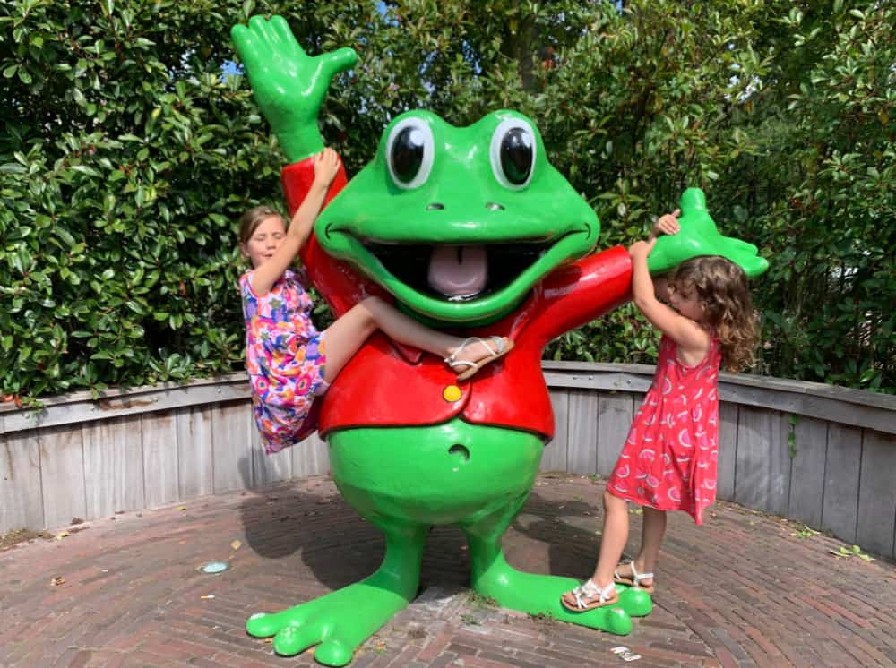 children with duinrell frog