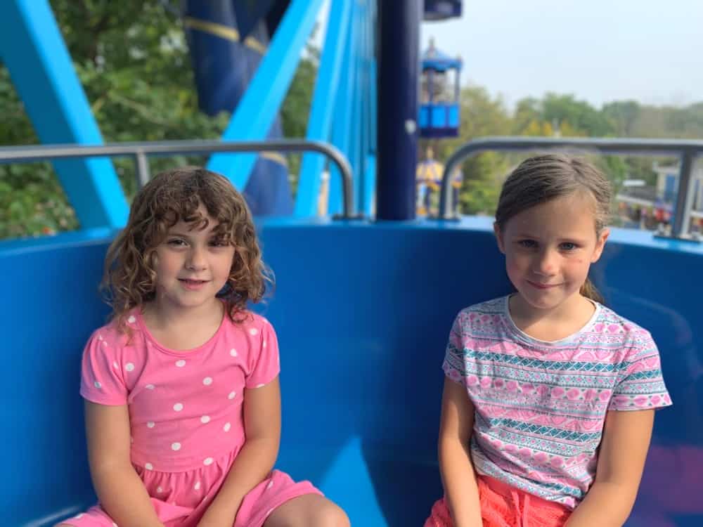 two children on ferris wheel at duinrell