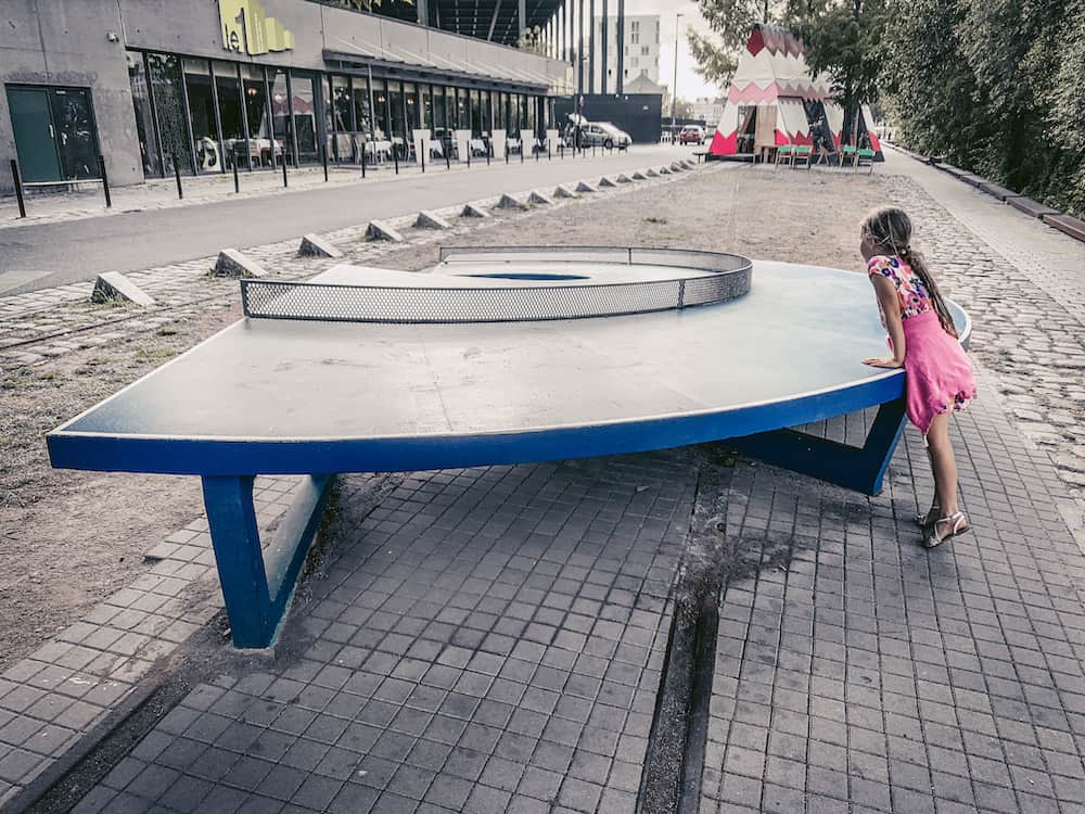 child at table tennis table nantes 