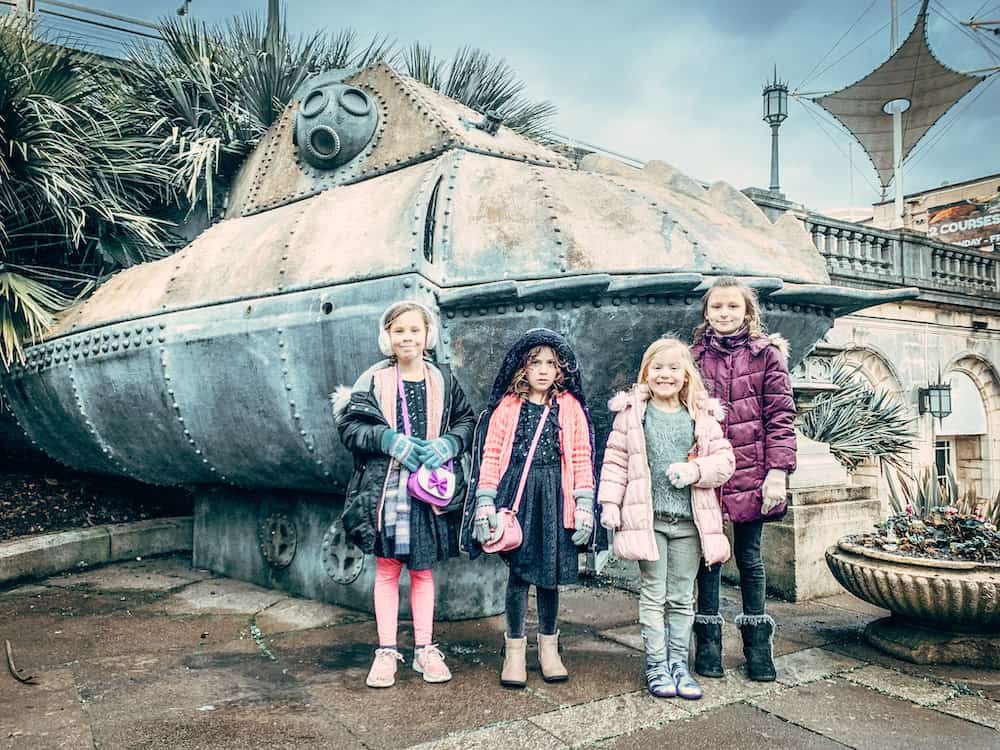 kids outside brighton sealife