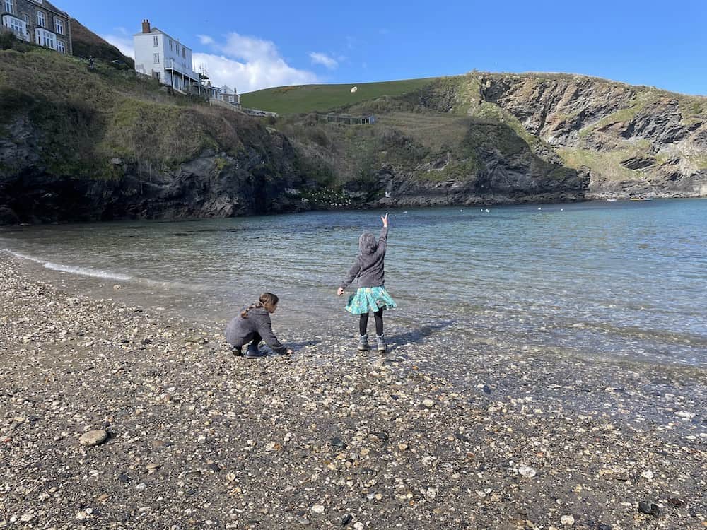 port isaac harbour 
