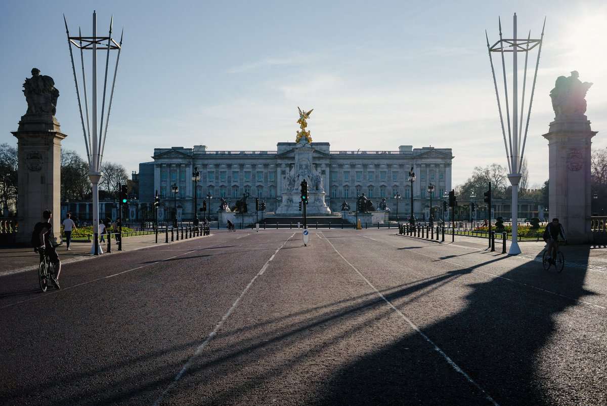 the buckingham palace during day time