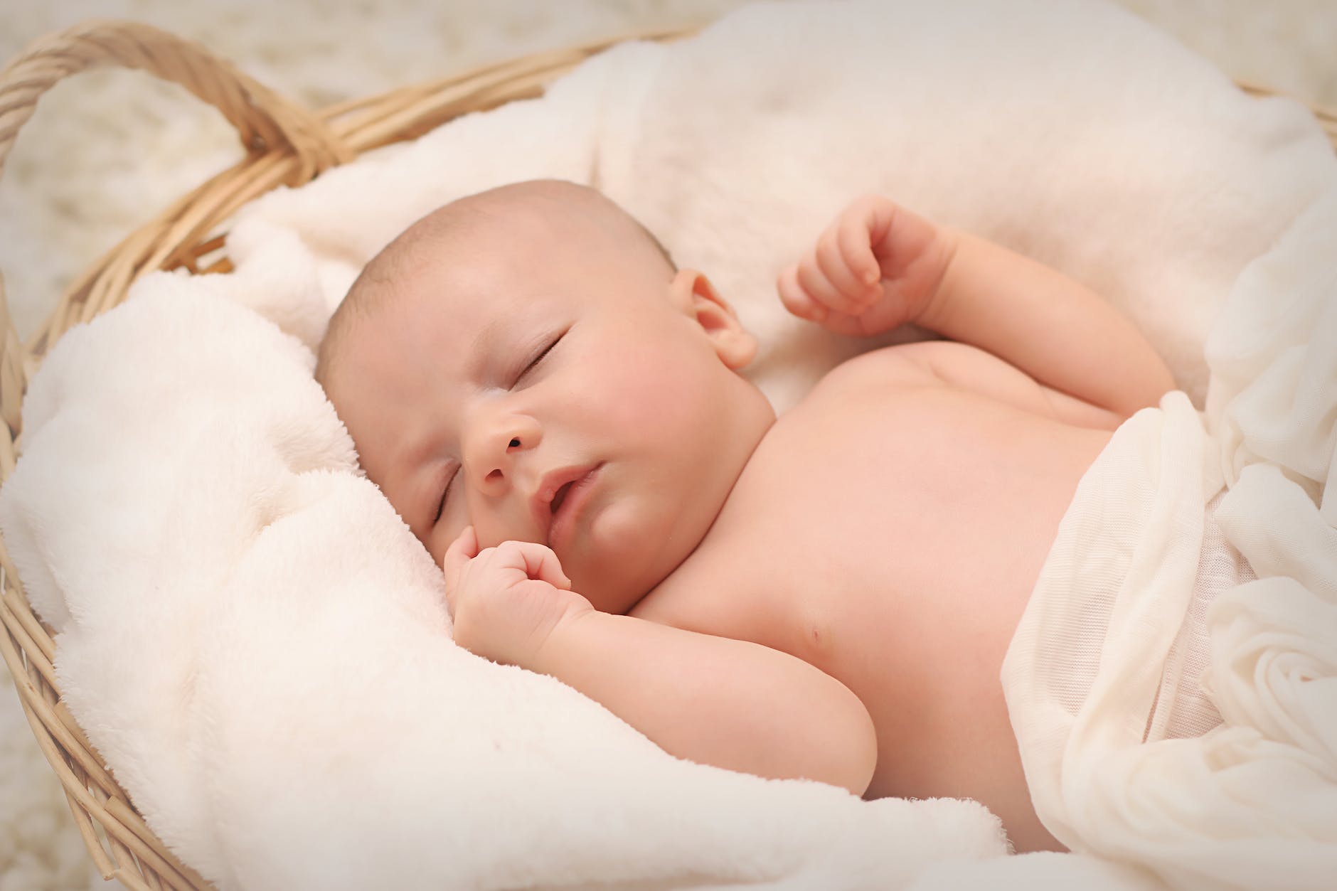 newborn-baby-feet-basket-161709 baby sleeping on white cotton