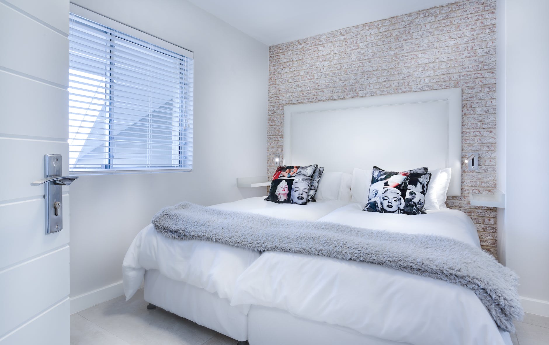 pexels-photo-1457845 white and grey quilt set