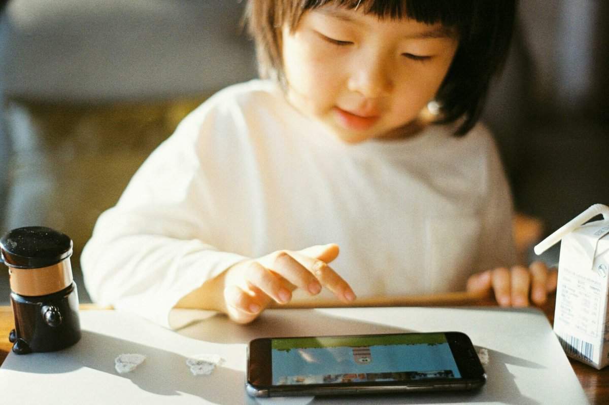 child watching netflix