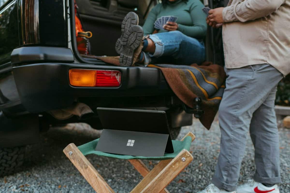 couple watching netflix travelling