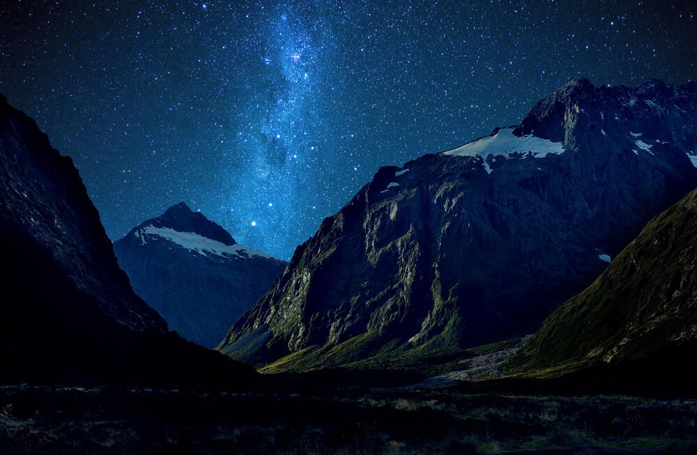 Stunning view of the Milky Way over snow-capped mountains at Milford Sound, New Zealand, one of the world’s top stargazing destinations.